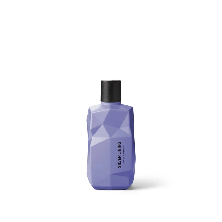 Ryškios violetinės spalvos geometrinės formos NINE YARDS Silver Lining Silver Shampoo buteliukas 300ml, su juodu dangteliu. Daugialypis buteliuko dizainas sukuria dinamišką ir stilingą išvaizdą baltame fone.